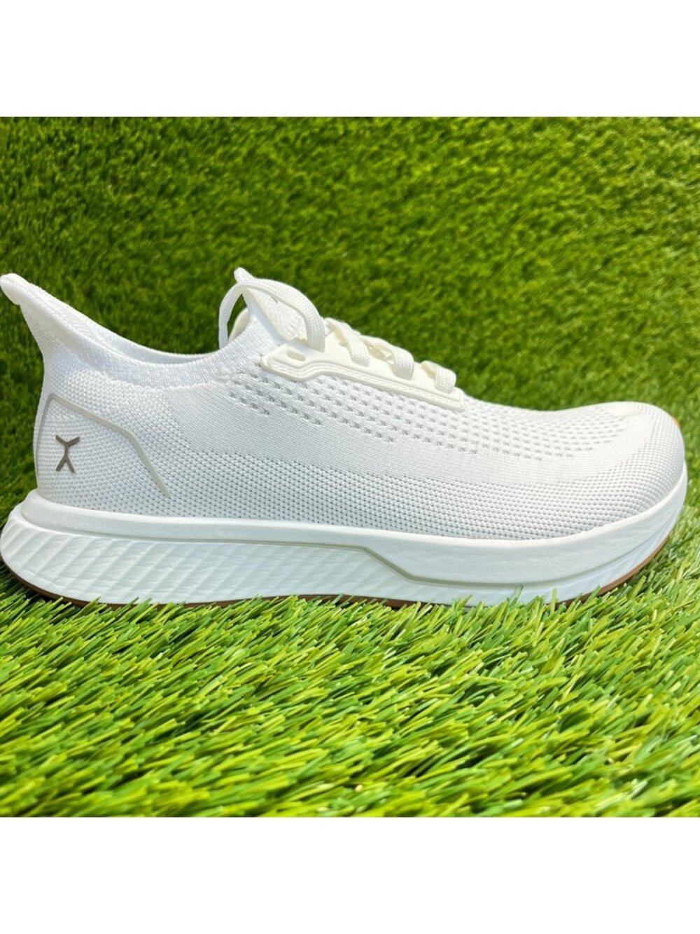 Flux Adapt Runner White Gum Womens Size 7.5 Running Workout Walking Knit Shoes
